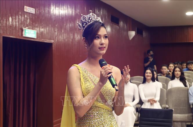 Đương kim Hoa khôi Sinh viên Việt Nam Lê Thị Tường Vy (Trường Đại học Nam Cần Thơ, thành phố Cần Thơ) phát biểu tại chương trình. Ảnh: Hồng Giang - TTXVN