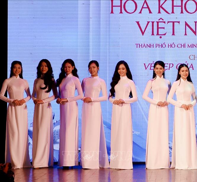 Các thí sinh đầu tiên đăng ký tham gia Cuộc thi Hoa khôi Sinh viên Việt Nam 2023 tại khu vực phía Nam. Ảnh: Hồng Giang - TTXVN.