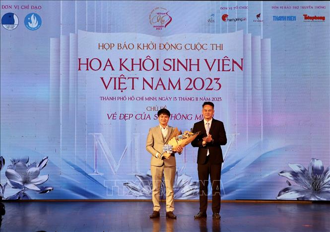 Đại diện Ban tổ chức tặng hoa tri ân cho đơn vị đồng hành cùng cuộc thi. Ảnh: Hồng Giang - TTXVN.