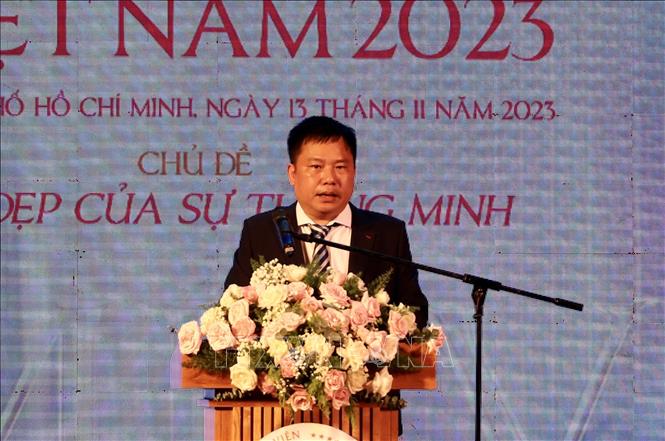 Ông Hoàng Tuấn Việt, Trưởng Ban Biên tập Cổng tri thức Thánh gióng, Trưởng Ban Tổ chức Cuộc thi Hoa khôi Sinh viên Việt Nam 2023 phát biểu tại chương trình. Ảnh: Hồng Giang - TTXVN.