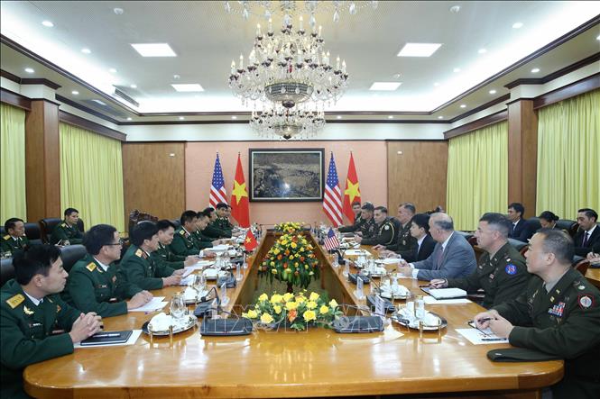 Chiều 13/11/2023, tại Hà Nội, Thượng tướng Nguyễn Văn Nghĩa, Phó Tổng Tham mưu trưởng QĐND Việt Nam hội đàm với Đại tướng Charles Flynn, Tư lệnh Lục quân Ấn Độ Dương - Thái Bình Dương Hoa Kỳ. Ảnh: Hồng Pha - TTXVN phát