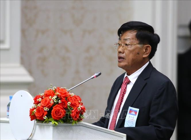 Oknha So Nguon, đại diện nhóm công tác lĩnh vực vận tải và cơ sở hạ tầng trình bày tham luận tại diễn đàn. Ảnh: Huỳnh Thảo-P/v TTXVN tại Campuchia