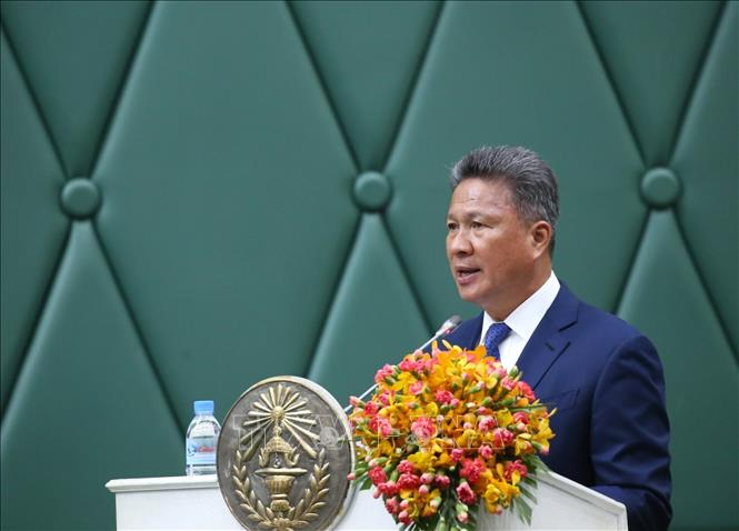 Ông Sun Chanthol, Phó Thủ tướng, Phó Chủ tịch thứ nhất Hội đồng Phát triển Campuchia, Trưởng ban điều phối cơ chế diễn đàn Chính phủ với khu vực tư nhân Campuchia trình bày báo cáo tại diễn đàn. Ảnh: Huỳnh Thảo-P/v TTXVN tại Campuchia