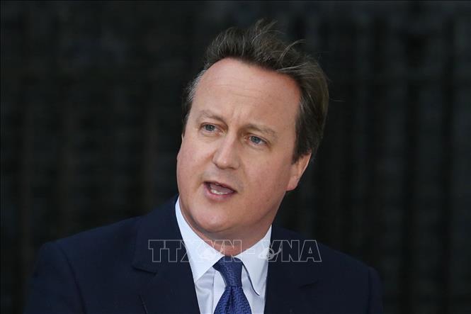 (Tư liệu) Ông David Cameron rời số 10 phố Downing tới Điện Buckingham để từ chức Thủ tướng Anh, ngày 13/7/2016. Ảnh: AFP/TTXVN