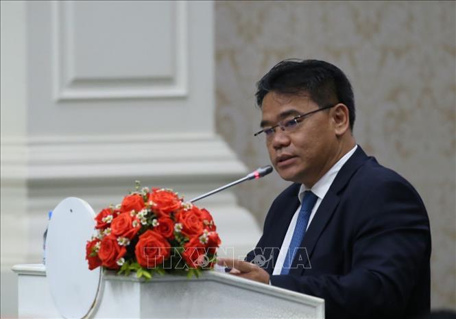 Oknha Luu Meng, đại diện nhóm công tác lĩnh vực du lịch trình bày tham luận tại diễn đàn. Ảnh: Huỳnh Thảo-P/v TTXVN tại Campuchia 