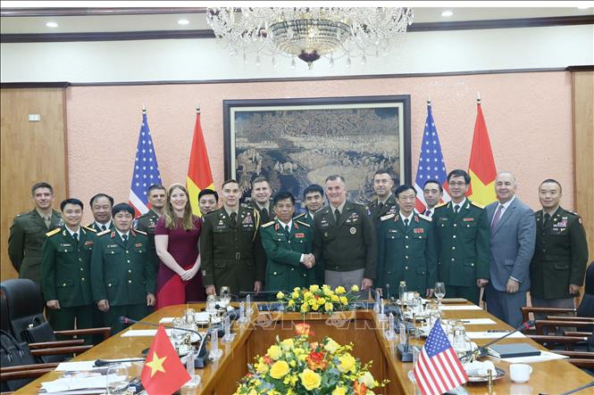 Deputy Chief of the General Staff of the Vietnam People's Army Sen. Lieut. Gen Nguyen Van Nghia holds talks with Commanding General of the US Army Pacific General Charles Flynn in Hanoi on November 13. Photo by courtesy/VNA