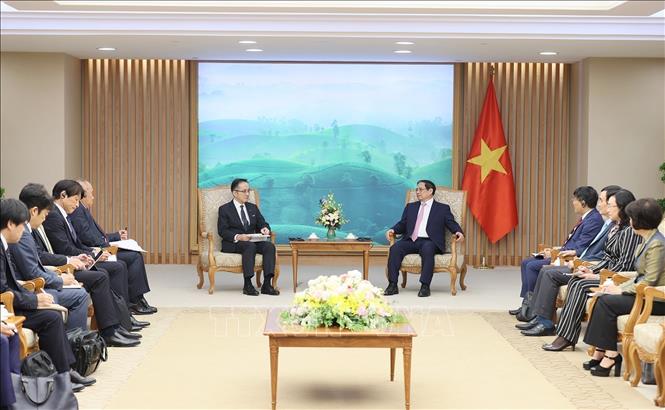 Prime Minister Pham Minh Chinh receives President and CEO of Japan's Marubeni Corporation Masumi Kakinoki in Hanoi on November 13. VNA Photo: Dương Giang