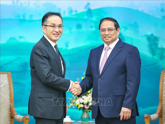 Prime Minister Pham Minh Chinh receives President and CEO of Japan's Marubeni Corporation Masumi Kakinoki in Hanoi on November 13. VNA Photo: Dương Giang