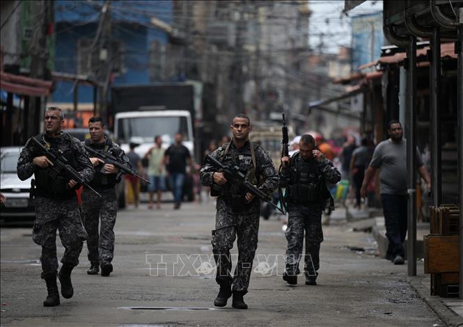 (Tư liệu) Cảnh sát Brazil tuần tra trên đường phố tại Rio de Janeiro ngày 9/10/2023. Ảnh: AFP/TTXVN