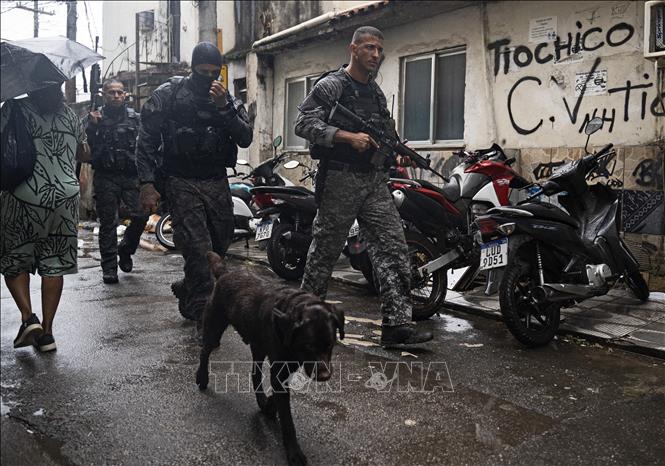 (Tư liệu) Cảnh sát Brazil tuần tra trên đường phố tại Rio de Janeiro ngày 9/10/2023. Ảnh: AFP/TTXVN