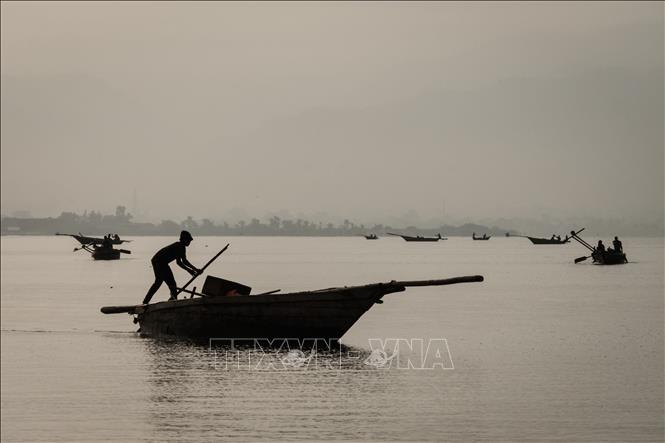 (Tư liệu) Ngư dân đánh cá tại hồ Tanganyika ở Bujumbura, Burundi. Ảnh: AFP/TTXVN