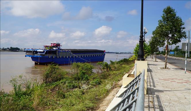 Phương tiện thủy trọng tải lớn vô tư neo đậu tại bờ kè Thường Thới Tiền (Hồng Ngự, Đồng Tháp). Ảnh: Nhựt An - TTXVN
