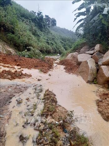 Mưa lớn khiến sạt lở đất đá gây ách tắc giao thông trên tỉnh lộ 623B xã Sơn Mùa đi Sơn Liên. Ảnh: TTXVN