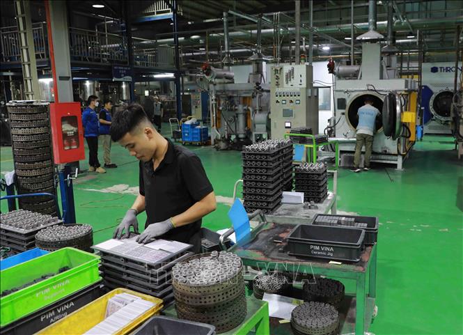 Công ty TNHH Pim Vina ở KCN Mỹ Trung, huyện Mỹ Lộc, tỉnh Nam Định, có 100% vốn Hàn Quốc sản xuất linh kiện ô tô công nghệ cao gồm các chi tiết phần động cơ, trợ lực lái, hộp số; mỗi tháng doanh nghiệp xuất khẩu sang thị trường Hàn Quốc, Nhật Bản khoảng 3 triệu sản phẩm, đạt doanh thu hơn 800.000 USD. Ảnh: Vũ Sinh - TTXVN 