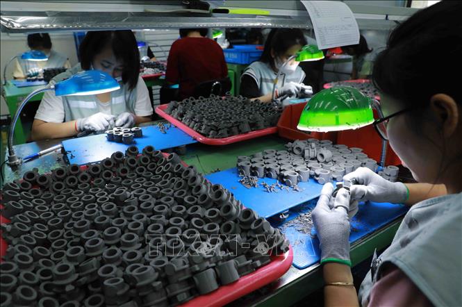 Công ty TNHH Pim Vina ở KCN Mỹ Trung, huyện Mỹ Lộc, tỉnh Nam Định, có 100% vốn Hàn Quốc sản xuất linh kiện ô tô công nghệ cao gồm các chi tiết phần động cơ, trợ lực lái, hộp số; mỗi tháng doanh nghiệp xuất khẩu sang thị trường Hàn Quốc, Nhật Bản khoảng 3 triệu sản phẩm, đạt doanh thu hơn 800.000 USD. Ảnh: Vũ Sinh - TTXVN 