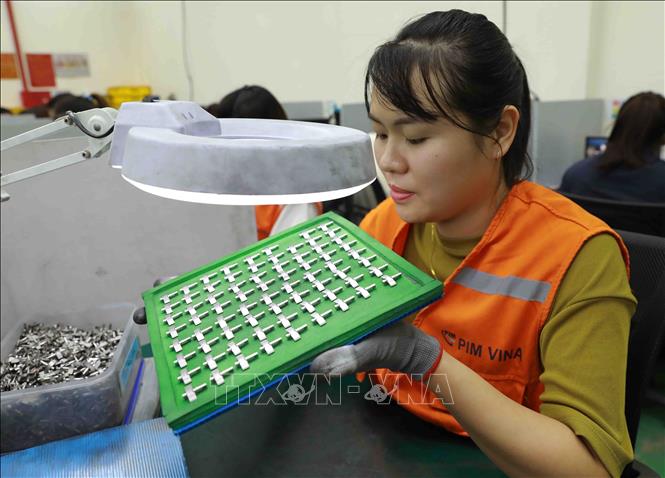 Kiểm tra chất lượng sản phẩm tại nhà máy sản xuất các chi tiết phần động cơ, trợ lực lái, hộp số ô tô của Công ty TNHH Pim Vina ở KCN Mỹ Trung, huyện Mỹ Lộc, tỉnh Nam Định. Ảnh: Vũ Sinh – TTXVN