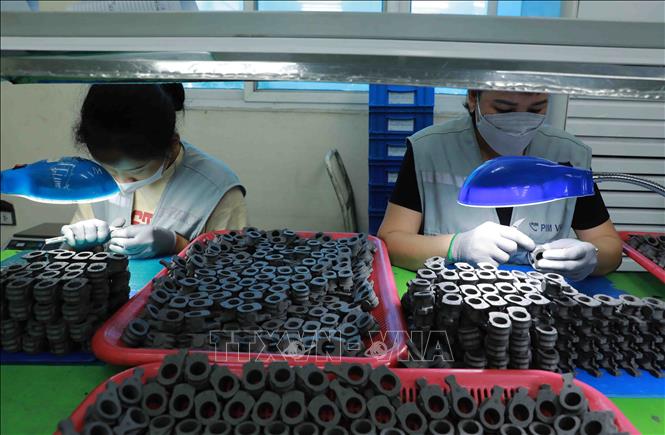 Công ty TNHH Pim Vina ở KCN Mỹ Trung, huyện Mỹ Lộc, tỉnh Nam Định, có 100% vốn Hàn Quốc sản xuất linh kiện ô tô công nghệ cao gồm các chi tiết phần động cơ, trợ lực lái, hộp số...;mỗi tháng doanh nghiệp xuất khẩu sang thị trường Hàn Quốc, Nhật Bản khoảng 3 triệu sản phẩm, đạt doanh thu hơn 800.000 USD. Ảnh: Vũ Sinh - TTXVN 