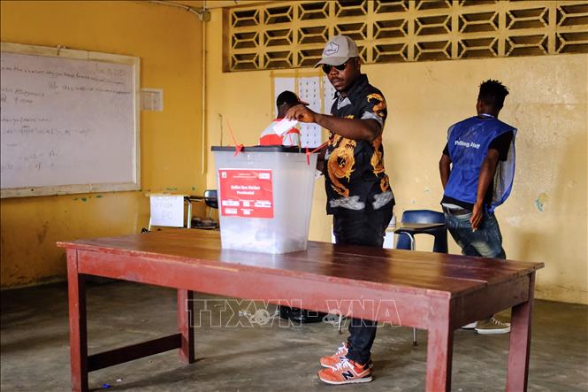 Cử tri Liberia bỏ phiếu bầu Tổng thống vòng hai tại điểm bầu cử ở Monrovia, ngày 14/11/2023. Ảnh: AFP/TTXVN