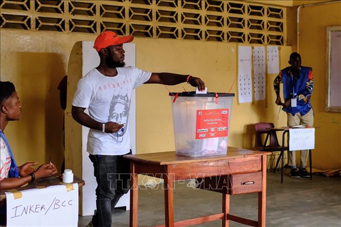 Cử tri Liberia bỏ phiếu bầu Tổng thống vòng hai tại điểm bầu cử ở Monrovia, ngày 14/11/2023. Ảnh: AFP/TTXVN