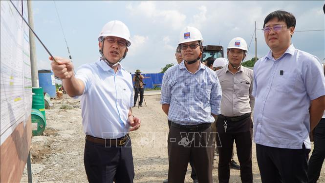 Bí thư Tỉnh ủy Đồng Tháp Lê Quốc Phong (bìa phải) kiểm tra tình hình thi công cao tốc Cao Lãnh - An Hữu, đoạn qua xã Nhị Mỹ, huyện Cao Lãnh. Ảnh: Nhựt An - TTXVN