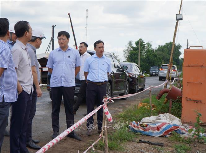 Bí thư Tỉnh ủy Đồng Tháp Lê Quốc Phong kiểm tra tình hình thi công cao tốc Cao Lãnh - An Hữu, đoạn qua xã Tân Hội Trung, huyện Cao Lãnh. Ảnh: Nhựt An - TTXVN