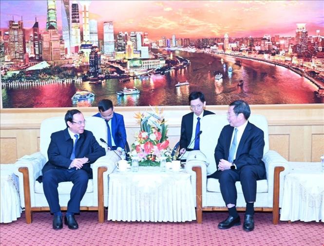 Bí thư Thành ủy TP Hồ Chí Minh Nguyễn Văn Nên trao đổi với Bí thư Khu ủy Khu mới Phố Đông. Ảnh: TTXVN phát