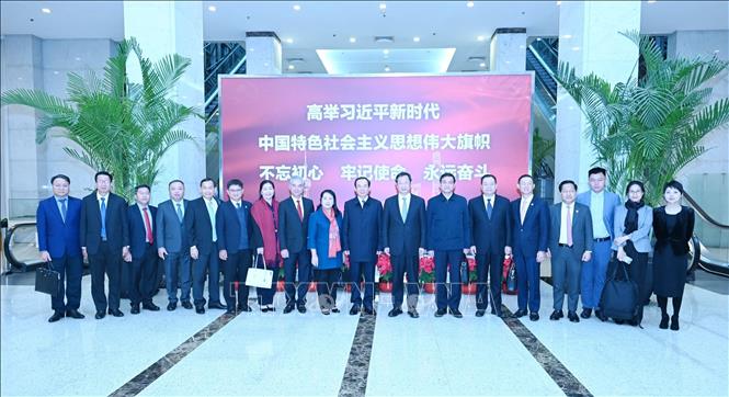 Bí thư Khu ủy Khu mới Phố Đông Chu Chi Tùng đón Bí thư Thành ủy TP Hồ Chí Minh Nguyễn Văn Nên và đoàn đến làm việc. Ảnh: TTXVN phát