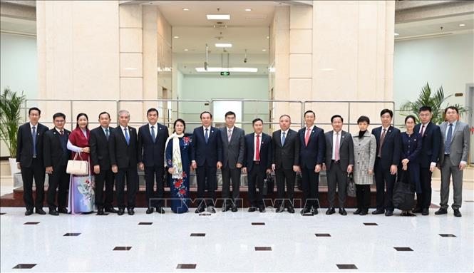 Đoàn đại biểu cấp cao TP Hồ Chí Minh đến thăm và làm việc với Trường Đảng Thành ủy Thượng Hải. Ảnh: TTXVN phát
