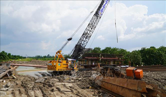 Công trường thi công Dự án thành phần 1 cao tốc Cao Lãnh - An Hữu. Ảnh: Nhựt An - TTXVN