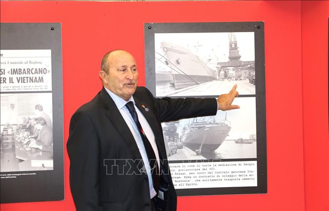 Chủ tịch Hội Italy - Việt Nam tại Genoa Mauro Cotogno giới thiệu các bức ảnh kỷ niệm về chuyến đi của con tàu hữu nghị Australe. Ảnh: Trường Dụy - PV TTXVN tại Italy