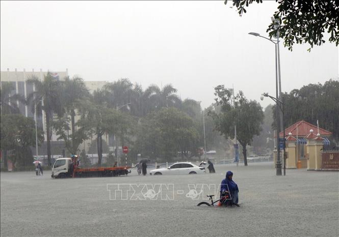 Mưa lớn làm nhiều tuyến đường ở trung tâm thành phố Huế ngập sâu, phương tiện giao thông di chuyển rất khó khăn. Ảnh: Đỗ Trưởng - TTXVN

