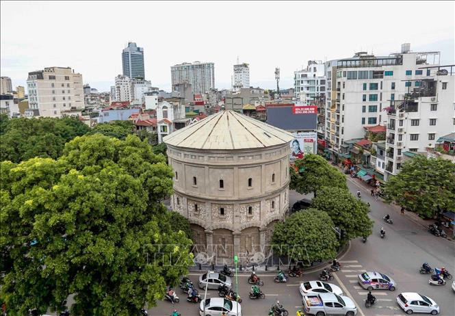 Tháp nước Hàng Đậu nằm tại ngã sáu của các phố Hàng Than, Hàng Lược, Hàng Giấy, Hàng Đậu, Quán Thánh và Phan Đình Phùng (Ba Đình, Hà Nội). Ảnh: Tuấn Đức - TTXVN