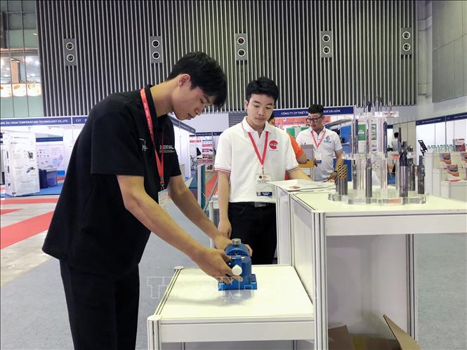 Thiết bị công nghiệp hỗ trợ trưng bày tại VINAMAC EXPO 2023. Ảnh: Mỹ Phương - TTXVN.
