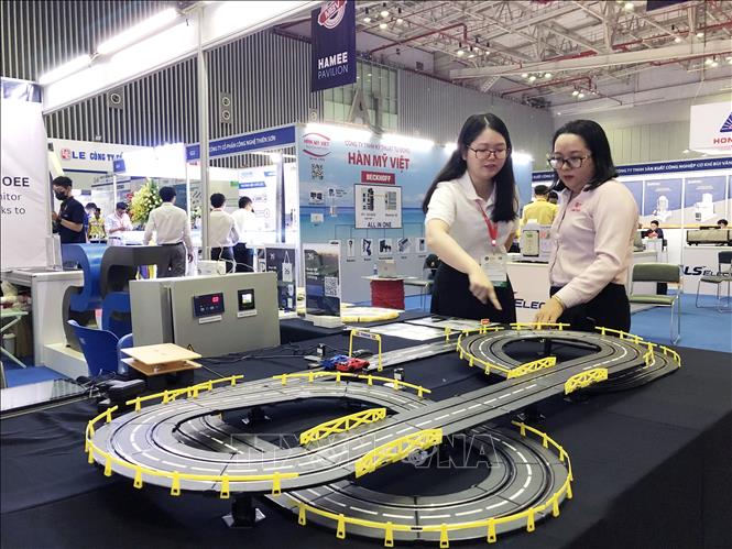 Nhà cung cấp tung ra sản phẩm mới tại VINAMAC EXPO 2023. Ảnh: Mỹ Phương - TTXVN.