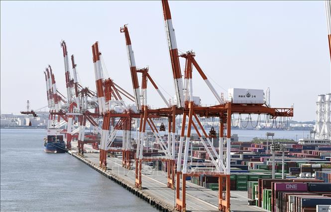 Công-ten-nơ hàng hóa được bốc dỡ tại cảng ở Nagoya, tỉnh Tobishima, Nhật Bản. Ảnh: Kyodo/TTXVN