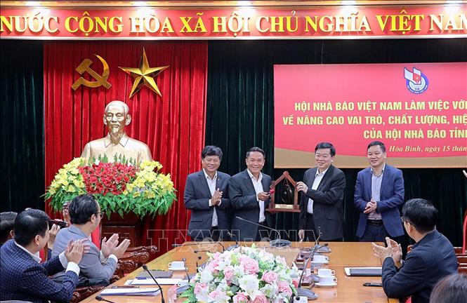 Đại diện UBND tỉnh Hòa Bình tặng quà lưu niệm cho Hội Nhà báo Việt Nam. Ảnh: Thanh Hải - TTXVN 