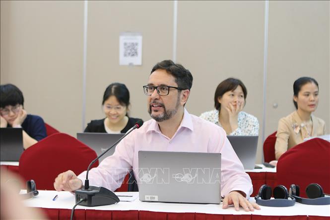 Ông Xavier Estupinan Gonzalo, Chuyên gia tiền lương ILO phát biểu tại Hội thảo. Ảnh: Thanh Vũ - TTXVN
