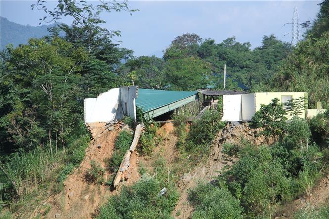 Một ngôi nhà bị sạt lở tại bản Sơn Hà, xã Tà Cạ (Kỳ Sơn, Nghệ An). Ảnh: Văn Tý - TTXVN