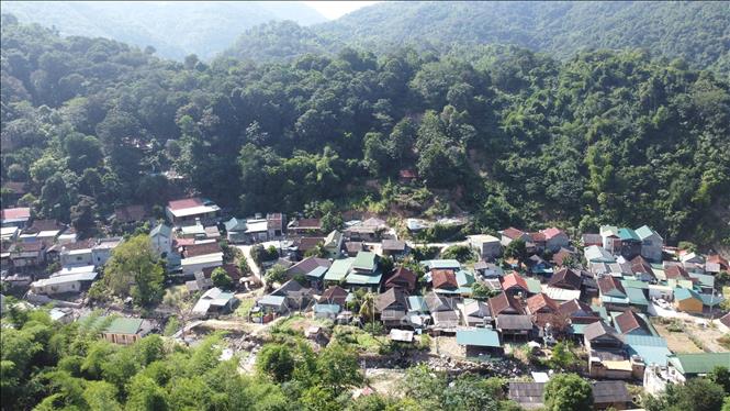 Bản Hoà Sơn, xã Tà Cạ (Kỳ Sơn, Nghệ An) có 72 hộ nằm trong diện phải di dời nhưng vẫn phải bám trụ vì khu tái định cư chưa hoàn thành. Ảnh: Văn Tý - TTXVN