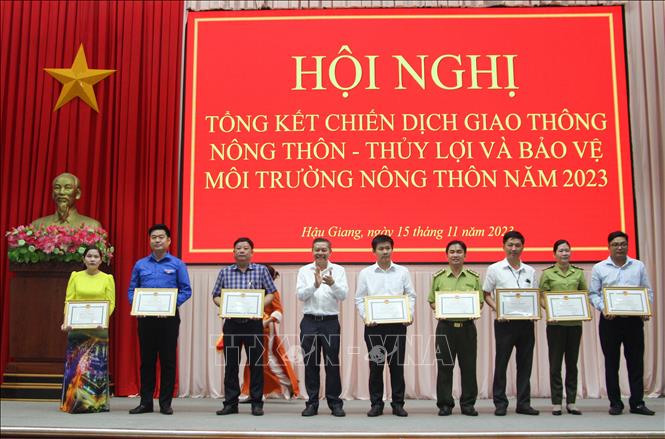 Đại diện tập thể, cá nhân có thành tích trong chiến dịch nhận bằng khen. Ảnh: Hồng Thái - TTXVN