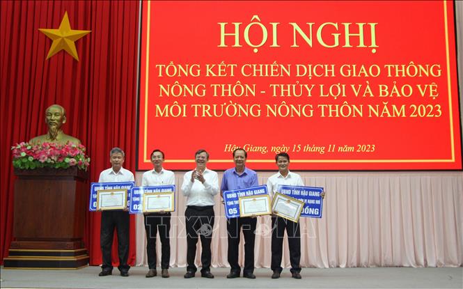 Đại diện các địa phương đạt hạng Nhất, Nhì, Ba trong chiến dịch nhận Bằng khen. Ảnh: Hồng Thái - TTXVN
