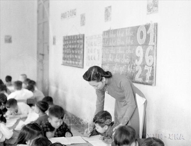 Các cô giáo trường Lam Sơn (Hà Nội) hướng dẫn học sinh tập viết (1956). Ảnh: TTXVN
