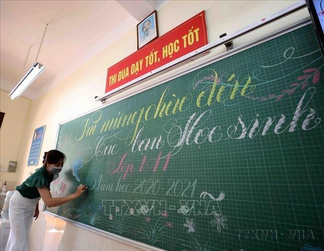 Giáo viên trang trí lớp học chào đón học sinh trong ngày khai giảng và triển khai Chương trình giáo dục phổ thông mới (2020). Ảnh: Thanh Tùng – TTXVN


