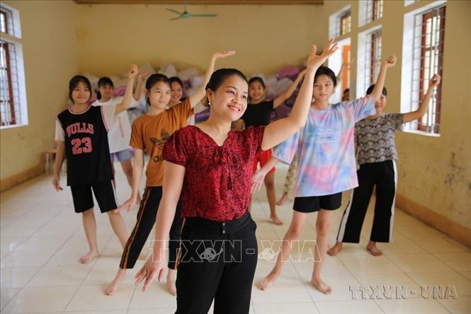 Cô và trò Trường PT Dân tộc nội trú THCS Lưu Kiền, huyện Tương Dương tập văn nghệ chuẩn bị khai giảng năm học mới (2020). Ảnh: Bích Huệ - TTXVN
