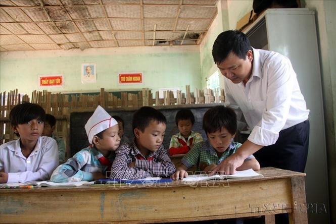 Các giáo viên tại điểm trường thôn Yểng, xã Hùng Lợi, huyện Yên Sơn, tỉnh Tuyên Quang không quản ngại khó khăn, vất vả, bám trường, bám lớp truyền đạt kiến thức cho học sinh thân yêu. Ảnh: Quang Cường-TTXVN