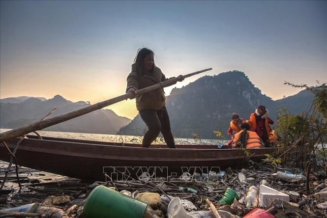 Không chỉ là “người lái đò” chở con thuyền tri thức, đưa học sinh cập bến tương lai theo nghĩa bóng, mà cô giáo Quách Thị Bích Nụ, trường Mầm non Đồng Ruộng xã Đồng Ruộng, huyện Đà Bắc, tỉnh Hòa Bình còn là “người lái đò sông Đà”, hằng ngày đưa học sinh đến lớp, đến trường. Ảnh: Trọng Đạt-TTXVN

