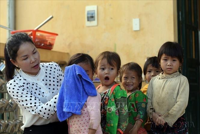 Cả bản Pú Vang, xã Mường Mươn, huyện Mường Chà (tỉnh Điện Biên) vẫn chưa có điện - nước, 100% các hộ dân là đồng bào dân tộc Mông sinh sống, đường xá đi lại khó khăn, thường xuyên sạt lở, mùa mưa đường trơn trượt không thể đi được xe máy. Tuy khó khăn vất vả nhưng cô giáo Bùi Thị Miên vẫn hằng ngày lên lớp, đến từng gia đình động viên bố mẹ đưa con em tới trường, chăm sóc yêu thương các em học sinh. Ảnh: Phan Tuấn Anh - TTXVN