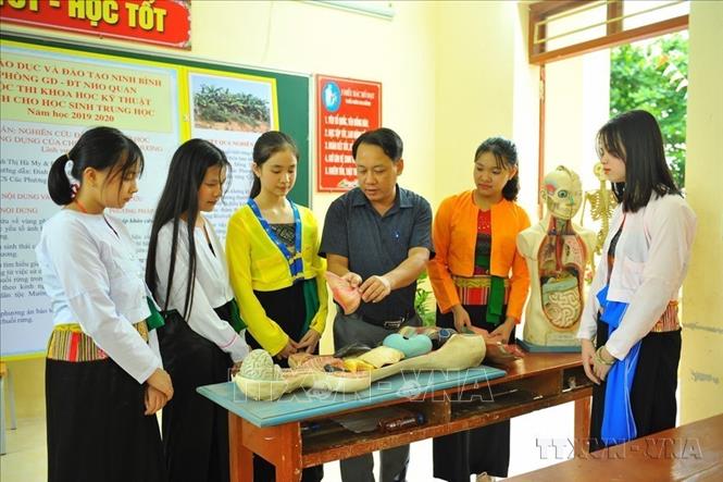 Thầy Đinh Xuân Đức, dân tộc Mường, Tổ phó Tổ Khoa học tự nhiên, trường THCS Cúc Phương (Nho Quan, Ninh Bình) là giáo viên giỏi nhiều năm và có nhiều thành tích, cống hiến cho sự nghiệp giáo dục, đào tạo của tỉnh. Ảnh: Minh Đức - TTXVN