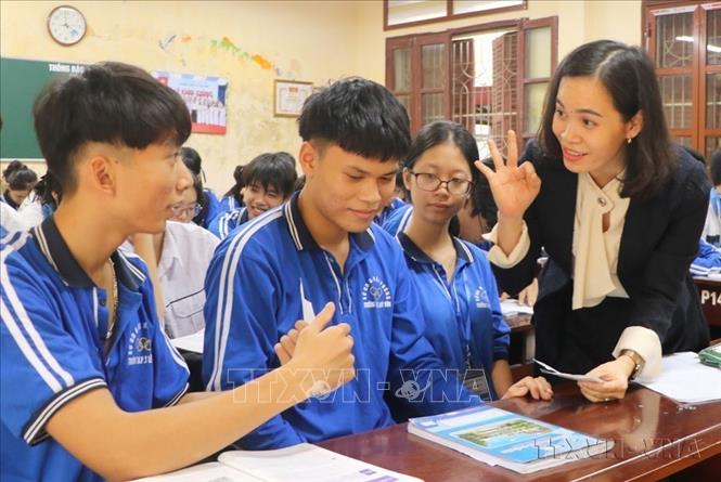 Học sinh Trường THPT Lê Quý Đôn hào hứng với giờ giảng của cô Trần Thị Ninh. Cô từng đạt danh hiệu “Giáo viên dạy giỏi” môn Tiếng Anh của thành phố Hải Phòng. Năm 2019, cô Trần Thị Ninh đón nhận nhiều vinh dự: là một trong 8 nhân vật nhận Giải thưởng Lê Chân- giải thưởng cao nhất của thành phố Hải Phòng tôn vinh phụ nữ tiêu biểu trên mọi lĩnh vực công tác của địa phương; là 1 trong 500 “Đảng viên trẻ tiêu biểu làm theo lời Bác” toàn quốc. Ảnh: Minh Thu - TTXVN