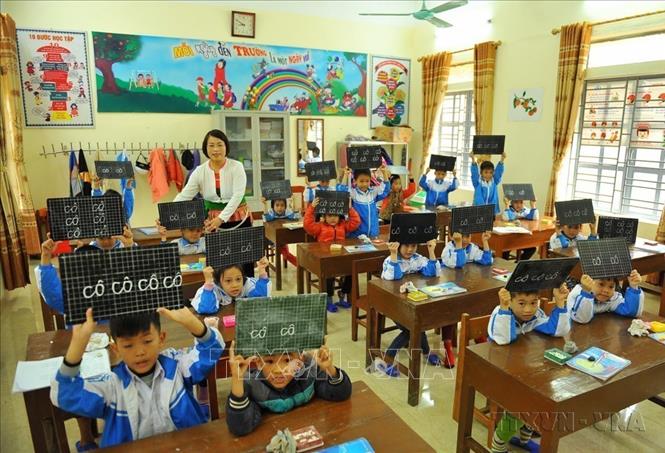 Cô giáo Nguyễn Thị Hằng, người dân tộc Mường, giáo viên trường Tiểu học Cúc Phương, xã Cúc Phương (Nho Quan, Ninh Bình) luôn kiên trì, nỗ lực tìm tòi phương pháp mới sinh động, hiệu quả để vận dụng vào dạy học. Ảnh: Minh Đức - TTXVN